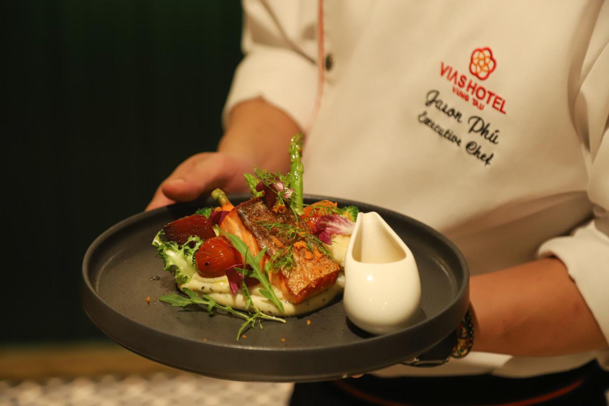 Vias Hotel Vung Tau - Transportation Included Exterior photo A chef serving a prepared meal