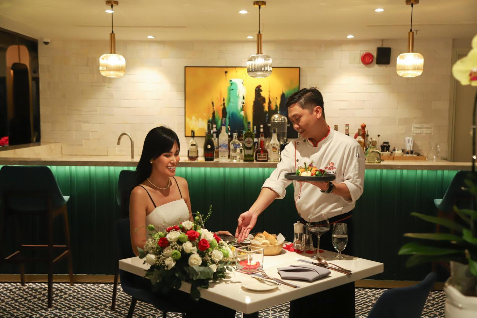 Vias Hotel Vung Tau - Transportation Included Exterior photo A bartender serving a guest at the bar